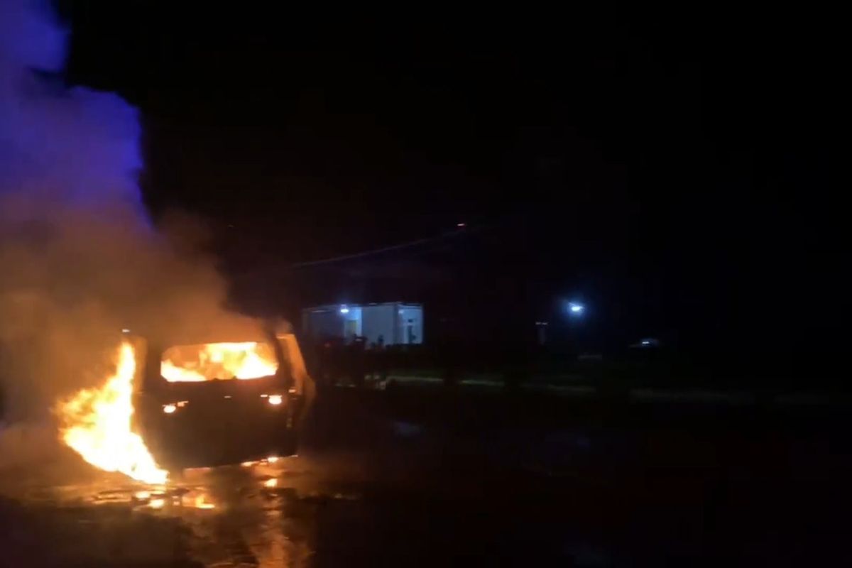 mobil terbakar, Pahami Kenapa Mobil Bisa Terbakar Saat Mengalami Kecelakaan