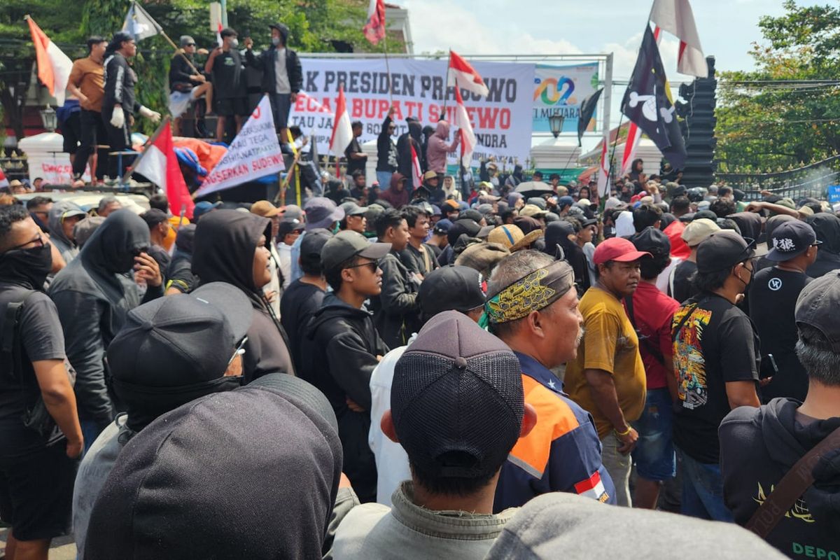 Pati, bupati pati, bupati pati sudewo, demo pati, Bupati Sudewo, Didesak Mundur oleh Ribuan Pendemo, Bupati Pati Sudewo, Bupati Sudewo Janji Temui Massa, tapi Tak Terlihat, Gubernur Jawa Tengah Imbau Bupati Pati Terima Aspirasi Warga, Tuntutan Tak Berubah, Warga Desak Sudewo Mundur, Situasi Terakhir