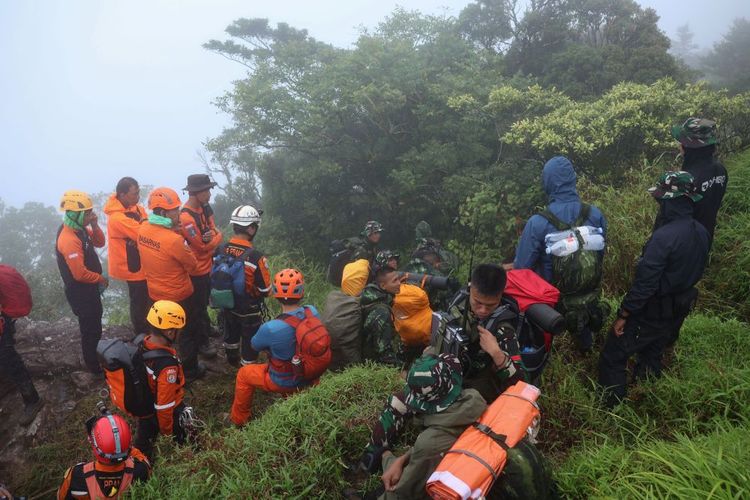 Deden Maulana, pesawat ATR, Pangkep, Makassar, Isak Tangis Vera di Depan Peti Jenazah Sang Suami Deden Maulana, Korban Pesawat ATR 42-500 di Pangkep