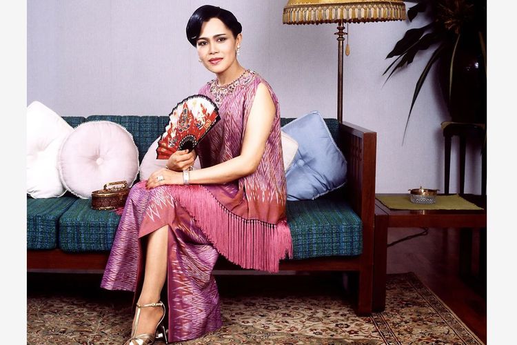 ratu sirikit, Ratu Sirikit meninggal, queen sirikit, gaya busana ratu sirikit, ratu sirikit ikon fashion, Ratu Sirikit Wafat, Intip 5 Gaya Busana Ikonik Sang Ratu Thailand, 1. Balutan Chut Thai emas , 2. Gaya modern dengan balutan warna ungu, 3. Elegan dengan busana marun, 4. Tampilan mewah dengan busana serba ungu, 5. Perpaduan gaya yang anggun dalam balutan ungu 