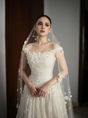 Syifa Hadju, 5 Detail Gaun Pengantin Syifa Hadju di Bali, Dipenuhi Ribuan Bunga Handmade, 1. Menggunakan material ringan: organza dan gazar, 2. Siluet off-shoulder yang feminin, 3. Ribuan bunga dengan teknik hand appliqué, 4. Tekstur tiga dimensi yang menonjol, 5. Veil panjang dengan aksen senada