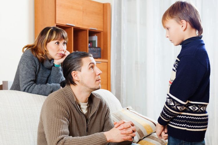 parenting, Wali Kota Prabumulih, anak wali kota Prabumulih, kasus Wali Kota Prabumulih, Kepala Sekolah SMP 1 Prabumulih, smp 1 prabumulih, anak ditegur guru, apa yang harus dilakukan saat anak ditegur guru, Belajar dari Wali Kota Prabumulih, Kapan Orangtua Perlu Turun Tangan Saat Anak Ditegur Guru?, Dengarkan dulu cerita anak, Saatnya orangtua turun tangan, Hindari sikap membela berlebihan, Dampak positif kolaborasi sehat orangtua dan guru