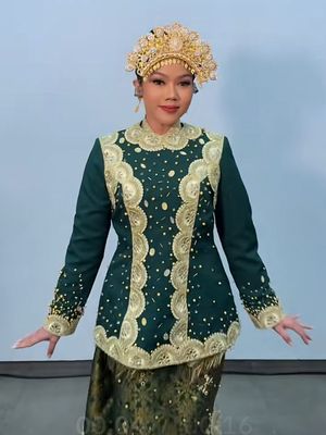 Yura Yunita, pagelaran sabang merauke 2025, busana yura yunita, 5 Gaya Yura Yunita di Sabang Merauke 2025, Anggun dan Memukau, 1. Busana Jambi, 2. Busana Riau, 3. Gaun hitam, 4. Makeup bold, 5. Mahadewi