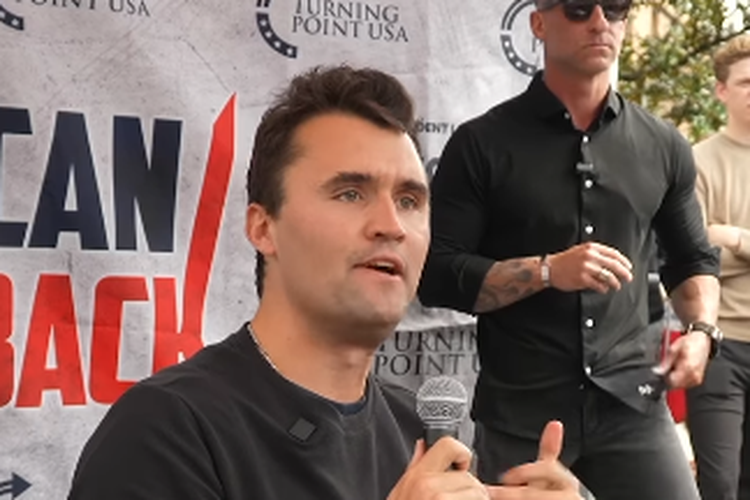 hukuman mati, trump, charlie kirk, Tyler Robinson, Istri Charlie Kirk, Erika Kirk, Mengapa Istri Charlie Kirk Memaafkan Pembunuh Suaminya dan Tak Tuntut Hukuman Mati?, Pesan Kasih dan Pengampunan dalam Pidato Erika, Presiden Trump Berikan Penghormatan, Erika Kirk Kenang Momen Terakhir Bersama Suami, Charlie Kirk dan Legacy-nya dalam Gerakan Konservatif, Tersangka Pembunuhan Charlie Kirk, Tyler Robinson, Tuntut Hukuman Mati, Perburuan dan Penyerahan Diri Robinson