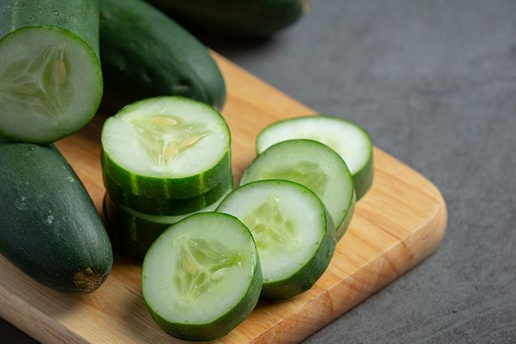 menyimpan makanan, cara menyimpan makanan, 6 Makanan yang Sebaiknya Tidak Disimpan di Atas Meja Dapur, 1. Telur, 2. Kentang, 3. Bawang bombai, 4. Timun, 5. Buah matang, 6. Buah dan sayur yang sudah dipotong