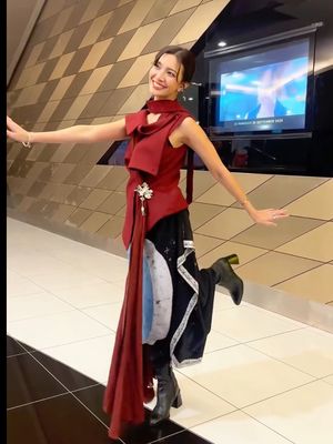 Sheila Dara Aisha, SukkhaCitta, sore istri dari masa depan, film Sore, film sore tayang di malaysia, sukkhacitta pertiwi, kebaya sukkhacitta, 5 Gaya Sheila Dara Saat Special Screening Film SORE di Malaysia, Memesona, 1. Atasan etnik modern Sheila Dara tampil memesona di screening film Sore Malaysia. Intip 5 detail penampilannya, dari busana etnik modern hingga aksesori manis., 2. Bawahan kain biru bermotif, 3. Aksen bros bunga, 4. Gaya rambut dan makeup, 5. Boots hitam
