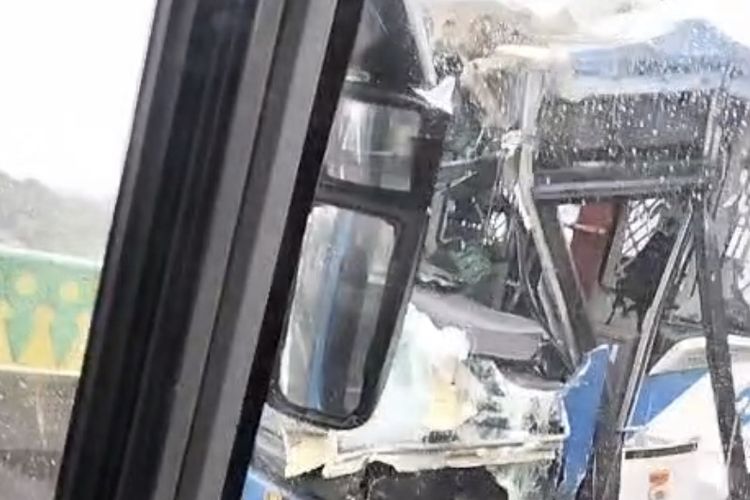 Transjakarta, kecelakaan, Bus Transjakarta Adu Banteng di Jalur Langit Cipulir, Penyebab Masih Diselidiki