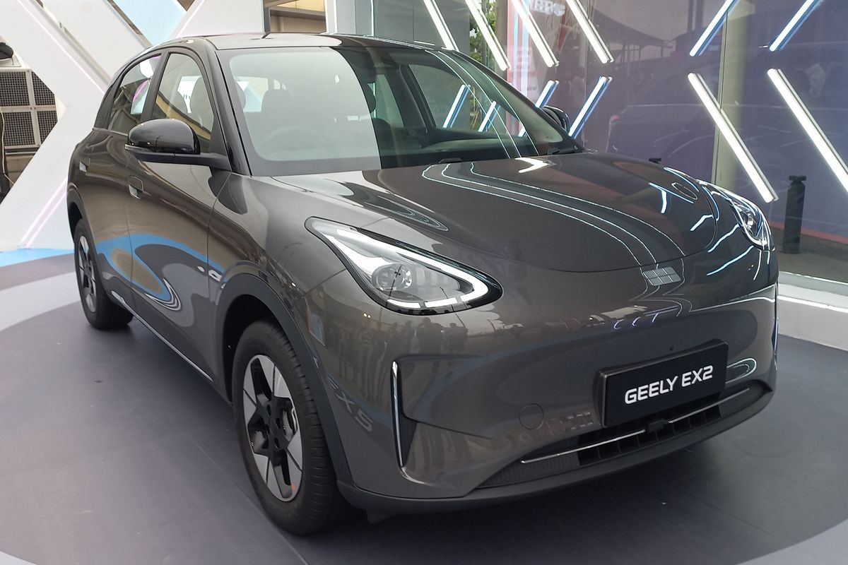 BYD Atto 1, mobil listrik, Geely EX2, perkotaan, Komparasi Mobil Listrik Perkotaan: Geely EX2 vs BYD Atto 1, Harga dan Segmentasi, Dimensi Bodi dan Ruang Kabin, Baterai dan Jarak Tempuh, Performa dan Karakter Berkendara, Kenyamanan dan Fitur Pendukung