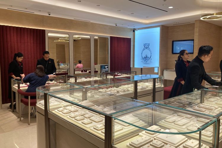 Perhiasan, frank and co, frank n co, gerai pertama frank n co, gerai Frank and co di PIM, Wajah Baru Gerai Pertama Frank &amp; co. di PIM, Elegan dan Modern, Konsep timeless seperti berlian, Seragam yang elegan, Lukisan “The True Jewels of Life”, Menampilkan beragam koleksi perhiasan