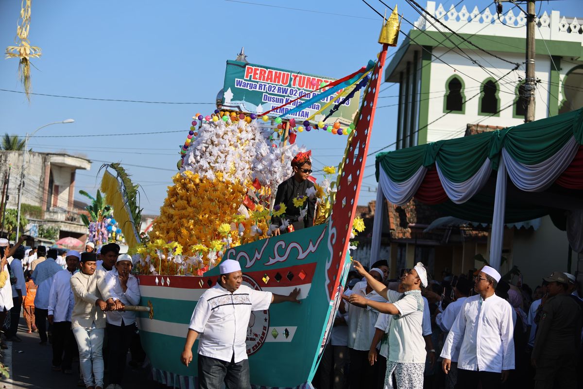 Banyuwangi, maulid, endog-endogan banyuwangi, tradisi maulid nabi, maulid nabi 2025, Endhog-Endhogan, Tradisi Warga Banyuwangi Meriahkan Maulid Nabi Muhammad SAW
