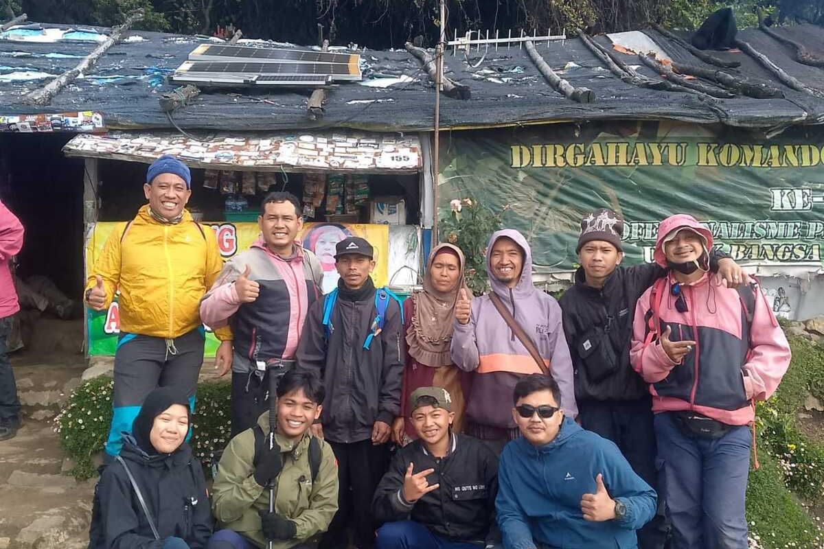 Mbok Yem, Gunung Lawu, warung Mbok Yem, Warung Mbok Yem, warung mbok yem, warung mbok yem di gunung lawu, Saelan anak Mbok Yem, Penerus warung Mbok Yem, Siapa Penerus Warung Mbok Yem di Puncak Gunung Lawu? Keluarga Tunjuk Anak Ketiga, Anak Ketiga Mbok Yem Jadi Penerus Usaha, Persiapan Pembukaan Warung Mbok Yem Usai Idul Adha, Warung Mbok Yem, Lebih dari Sekadar Tempat Jualan, Kisah di Balik Warung dan Sosok Mbok Yem