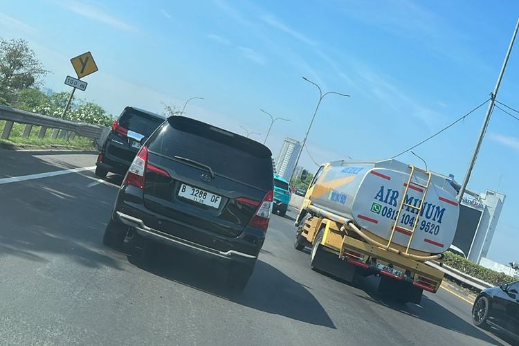 kemacetan, DPR RI, Nafa Urbach, Transportasi umum, mobil pribadi, gedung dpr ri, Adu Cepat Menuju Gedung DPR Pakai Mobil Pribadi Vs KRL