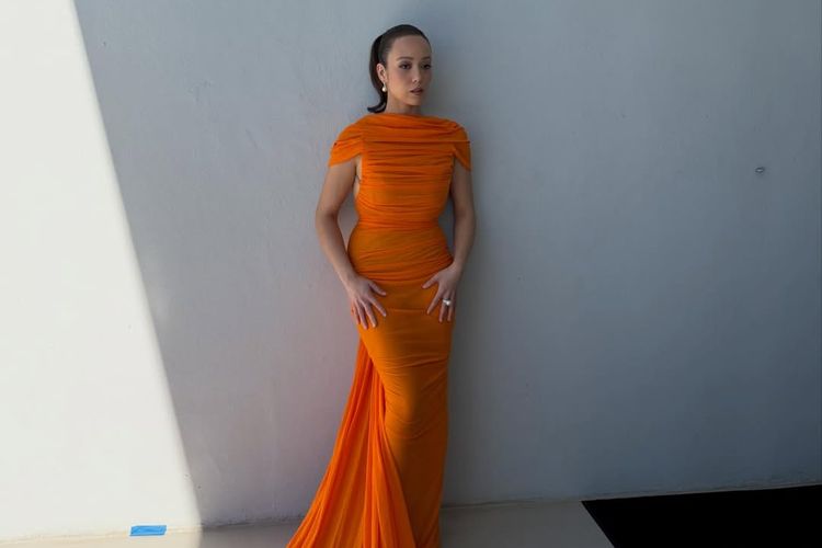 Golden Globe Awards, Laufey, Balenciaga, Pierpaolo Piccioli, Laufey Tampil Berani dengan Gaun Balenciaga Oranye di Golden Globes 2026, Intip Detailnya
