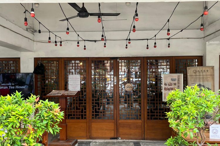 9 Spot Favorit di Glodok: dari Kuliner Legendaris, Ngopi Santai sampai Jejak Sejarah Pecinan, 1. Little Salt Bread, 2. Pantjoran Tea House, 3. Vihara Toasebio, 4. Gedung Candra Naya, 5. Petak Enam dan Sembilan, 6. Cempedak Cik Lina, 7. Djauw Coffe, 8. Donat Ellie, 9. Warung Kopi Sederhana d/h Kit Cong Kie atau Kopi Es Tak Kie