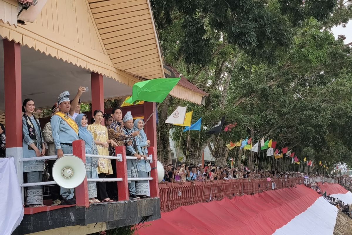 Riau, Pacu Jalur, Festival Pacu Jalur 2025, Bocah Pacu Jalur, Momen Gibran Buka Festival Pacu Jalur 2025, Pesta Rakyat di Riau, Proses Flag Off dan Pawai Jalur, Perpaduan Budaya dalam Kostum Tradisional, Gibran dan Pertemuan dengan Bocah Pacu Jalur, Festival Pacu Jalur 2025: Pesta Rakyat dengan Sejarah Panjang