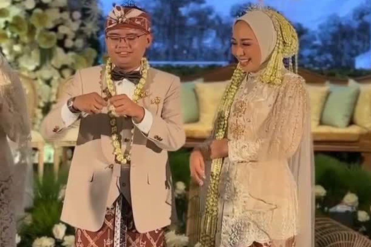 Maula Akbar Mulyadi Putra, Gubernur Jawa Barat Dedi Mulyadi, Dedy Mulyadi, wakil bupati garut putri karlina, Maula Akbar Mulyadi menikah, anak dedy mulyadi menikah, anak dedy mulyadi menikah di mana, anak dedy mulyadi nikahi wabup garut, 5 Gaya Pernikahan Maula Akbar Anak Dedi Mulyadi dengan Putri Karlina, 1. Totopong, 2. Beskap krem, 3. Kebaya klasik, 4. Ronce bunga melati, 5. Kain batik