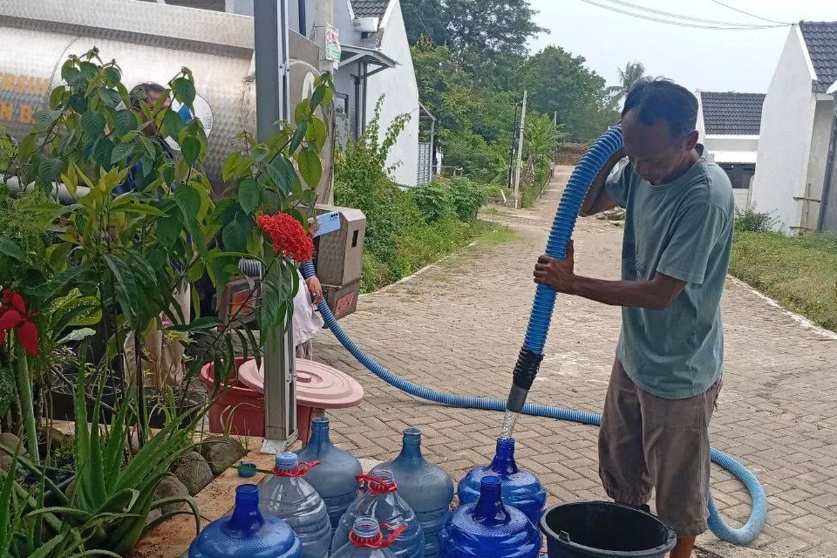 Perumdam Tirta Satria, Gunung Slamet, Banjir Lumpur Gunung Slamet Ganggu Layanan Air Bersih Perumdam Tirta Satria Banyumas, Sumber Mata Air Terdampak Banjir Lumpur, Distribusi Air Sempat Dihentikan untuk Pembuangan Lumpur, Debit Air Menurun, Kekeruhan di Atas Ambang Batas Normal, Distribusi Air Tangki dan Pemulihan Bertahap, Warga Akui Aliran Air Sempat Terhenti