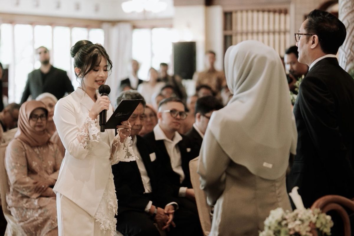 Adira Kania, Ikke Nurjanah, Aldi Bragi, anak Ikke Nurjanah dan Aldi Bragi, anak ikke nurjanah menikah, adira kania, pernikahan adira kania, putri ikke nurjanah, anak ikke nurjanah sekarang, anak ikke nurjanah dan aldi bragi, 8 Gaya Pernikahan Adira Kania, Anak Ikke Nurjanah dan Aldi Bragi, 1. Busana akad nikah bernuansa putih klasik, 2. Riasan natural yang glowing, 3. Sanggul simpel dengan aksesori emas, 4. High heels putih dengan detail bunga 3D, 5. Penampilan Adrian saat akad nikah, 6. Gaun resepsi off-shoulder, 7. Kalung statement mutiara dan emas, 8. Tuxedo krem untuk Adrian