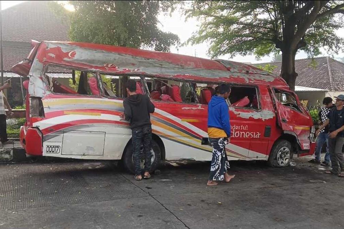 kecelakaan maut, tanjakan cae sumedang, kecelakaan di sumedang, Peziarah Majalengka, Elf Rombongan Peziarah Terbalik di Tanjakan Cae Sumedang, Korban Meninggal Dunia Bertambah