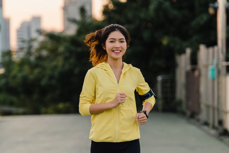 5 Tips untuk Tetap Berlari dengan Nyaman Saat Puasa Ramadhan, 1. Sesuaikan porsi latihan lari Anda, 2. Rencanakan waktu latihan, 3. Tetap terhidrasi saat berlari selama Ramadhan, 4. Atur strategi nutrisi dan atur pola makan seimbang, 5. Tidur yang cukup dan pemulihan