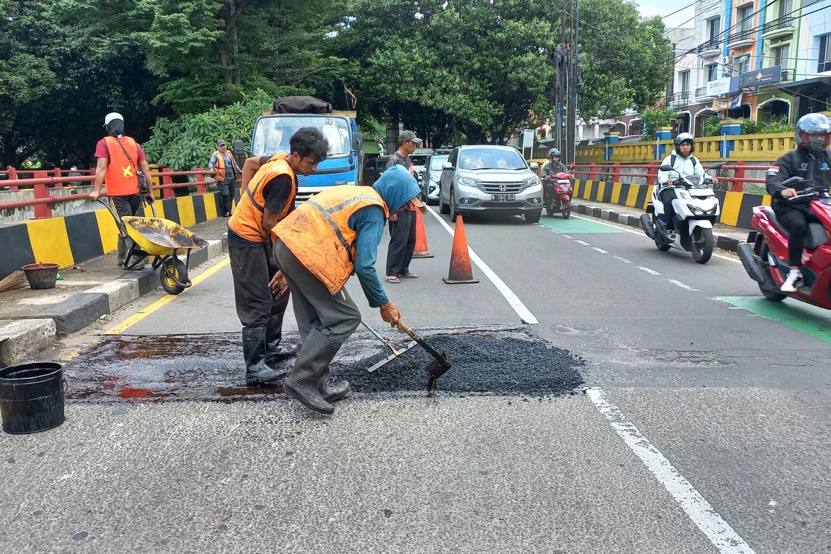 lubang jalan, Ban Motor Pecah dan Pelek Bengkok, Dampak Nyata Bahaya Jalan Berlubang