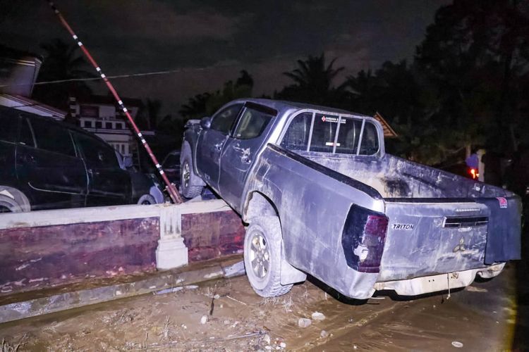 mobil kebanjiran, mobil bau apek, bersihkan mobil banjir, Mobil Kebanjiran? Ini Cara Benar Menghilangkan Bau Apek di Kabin