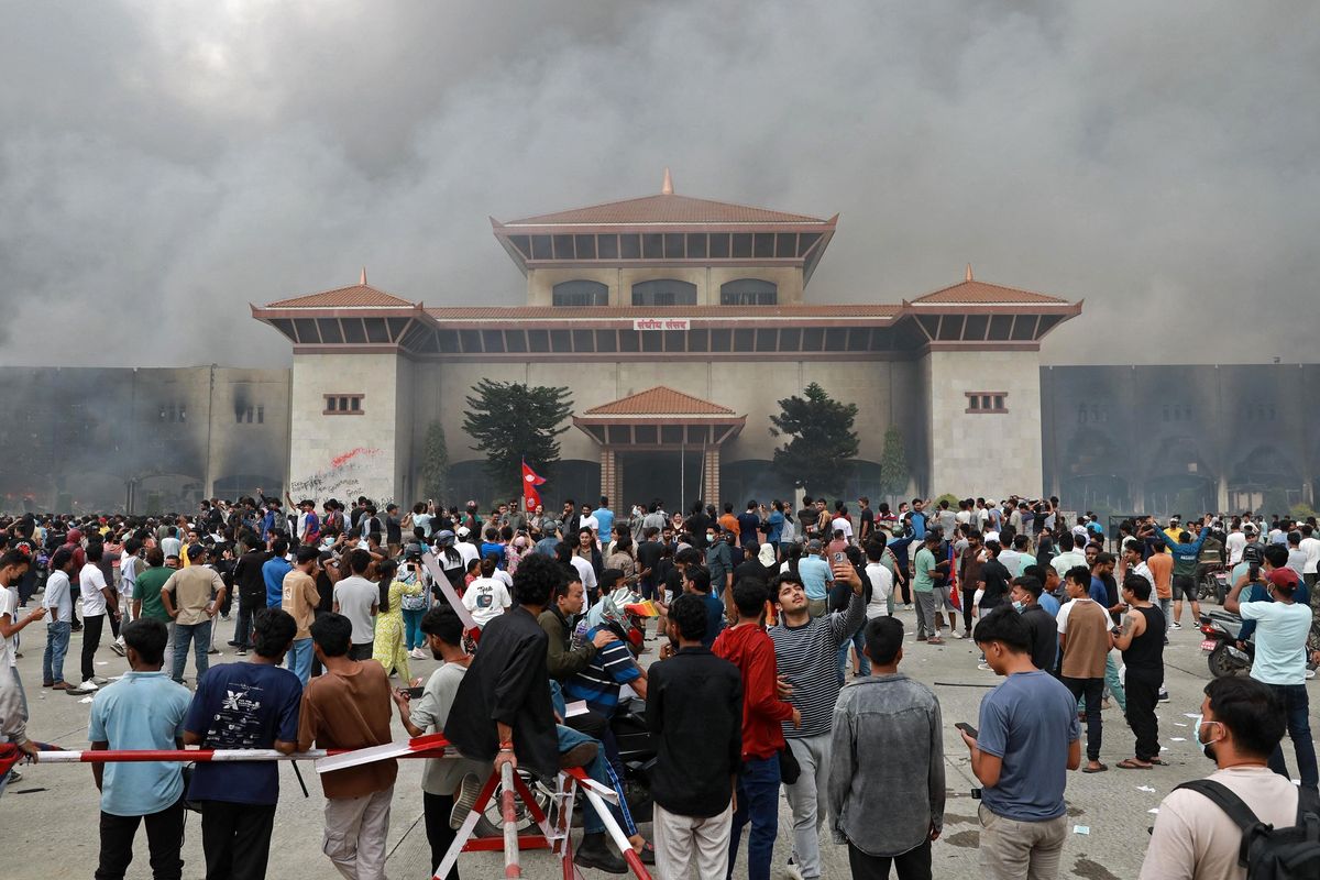 Nepal, nepo kids, Apa Penyebab Demo GenZ di Nepal yang Berakhir Menjadi Kerusuhan?, Penyebab demo besar-besaran di Nepal, Bagaimana jalannya protes di Nepal?, Apa yang diprotes warga Nepal?, Gaya hidup mewah anak pejabat, Lapangan kerja susah, pengangguran tinggi, Platform apa yang dilarang?, Mengapa pemerintah Nepal melarang media sosial?