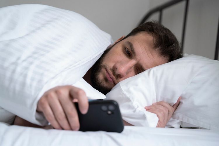 stres, 6 Kebiasaan, 1. Binge-watching atau belanja berlebihan, 2. Memaksa diri berhenti memikirkan pikiran "buruk", 3. Terlalu banyak meminta pendapat orang lain, 4. Mendengarkan white noise, 5. Melakukan tugas tambahan untuk mengalihkan perhatian, 6. Mengabaikan stres