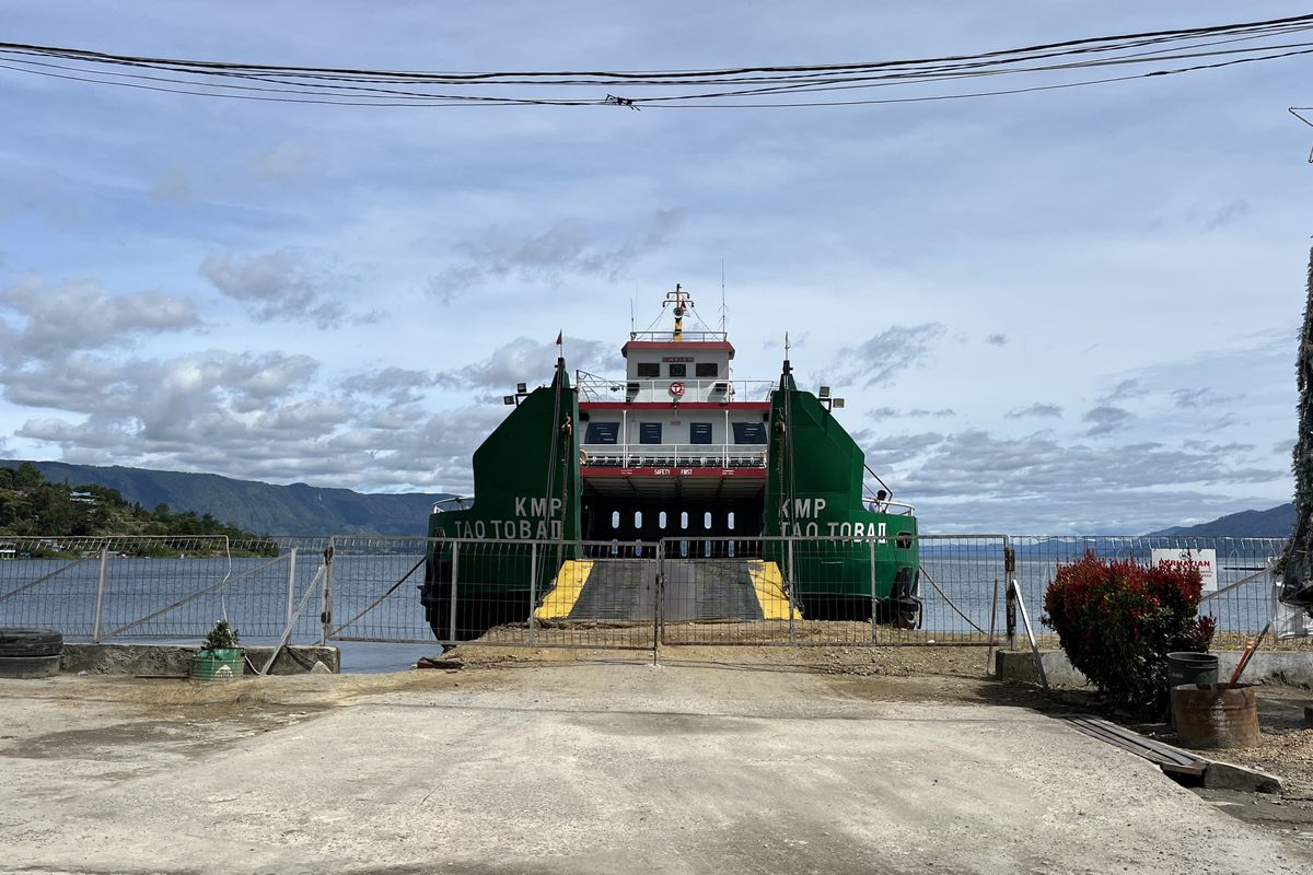 kapal dari ajibata ke tomok, kapal ferry pelabuhan ajibata parapat, jadwal kapal dari ajibata ke tomok, pelabuhan ajibata ke samosir, Menyeberangi Danau Toba, Perjalanan Naik Kapal ke Pulau Samosir