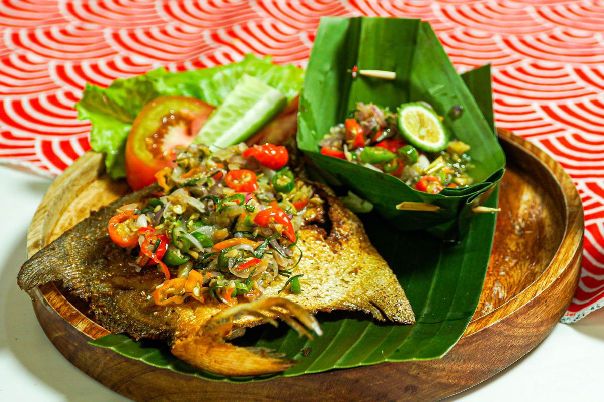 tips goreng ikan tidak lengket, cara goreng ikan tanpa meletup, teknik masak ikan, goreng ikan berapa menit, Kenapa Ikan Sering Lengket di Wajan? Ini 10 Trik Goreng Aman, 1. Panaskan Wajan Terlebih Dahulu, 2. Taburi Ikan dengan Tepung Tipis, 3. Goreng Bagian Kulit Dulu, 4. Hindari Gula dan Kecap Manis, 5. Jangan Balik Ikan Terlalu Cepat, 6. Gunakan Bumbu Kering, 7. Keringkan Wajan Sebelum Digunakan, 8. Pilih Wajan Cekung, 9. Goreng di Minyak Panas, 10. Tepuk Ikan hingga Kering Sebelum Digoreng