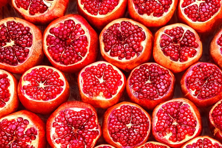 delima, Pomegranate, Delima, flek hitam di wajah, manfaat delima, pomegranate, manfaat delima untuk kulit, manfaat buah delima untuk kulit wajah, manfaat delima untuk flek hitam, 7 Manfaat Delima untuk Lawan Penuaan, Bantu Samarkan Flek Hitam, 1. Sumber antioksidan untuk cegah penuaan dini, 2. Mempercepat regenerasi sel kulit untuk wajah lebih halus, 3. Menyamarkan flek hitam akibat sinar UV, 4. Mengurangi kerutan dan garis halus, 5. Meningkatkan produksi kolagen agar kulit tetap kencang, 6. Memberikan hidrasi mendalam untuk kulit kering dan sensitif, 7. Mengontrol sebum dan membantu kulit berjerawat