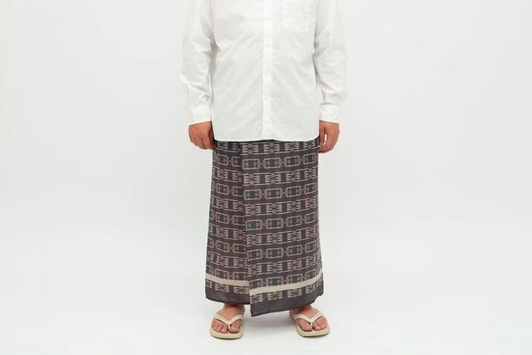 sarung batik, rekomendasi sarung batik pria, rekomendasi sarung, sarung pria modern, sarung pria keren, 5 Rekomendasi Sarung Pria Modern, Harga Mulai Rp 55.000, 1. Sarung batik Bin Sodiq, 2. Sarung tenun Prodigo, 3. Sarung polos Sapphire, 4. Sarung motif instan Alif Modern Wear, 5. Sarung motif Tazbiya