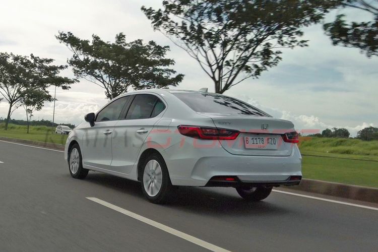 sedan, Honda, Toyota, Honda City, Komparasi Toyota Vios Hybrid dan Honda City Sedan Sensing, Kabin dan Kenyamanan, Performa Mesin dan Sensasi Berkendara, Fitur Keselamatan dan Teknologi, Efisiensi Bahan Bakar, Kesimpulan