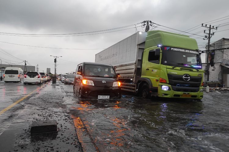 banjir, Banjir rob, tips mobil, tips berkendara, tips otomotif, Jangan Gegabah, Ingat Batas Aman Mobil Melintasi Banjir