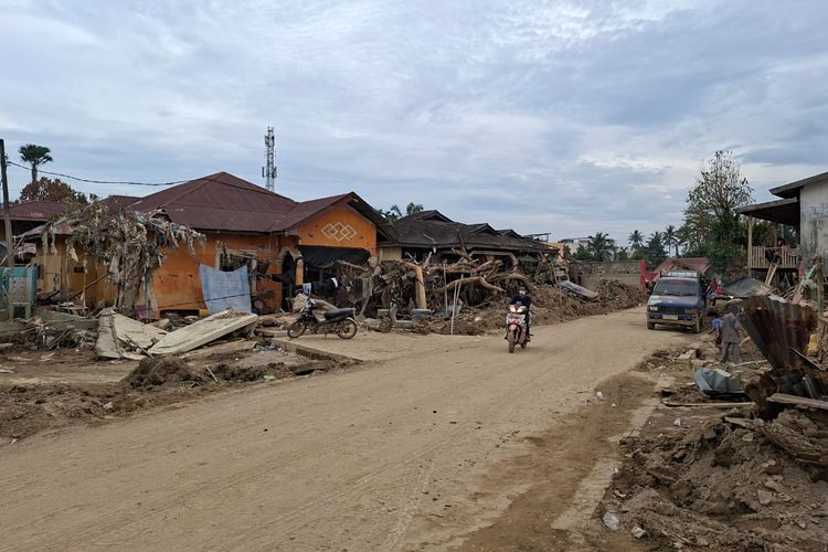 Aceh Tamiang, BNPB: Pemasangan Tenda di Aceh Tamiang Sesuai Kondisi Darurat, Bukan karena Kunjungan Presiden, Aceh Tamiang Sempat Terisolasi Total, Kondisi Terkini Pascabanjir, Gubernur Aceh Dipuji Pilih Naik Mobil Bak Terbuka, Bawa Bantuan Obat-obatan hingga Rumah Sementara, Masjid Syuhada Kembali Digunakan