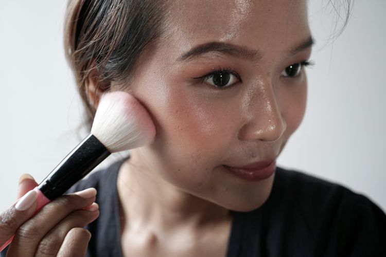 tutorial makeup, idul adha 2025, makeup tutorial, makeup tutorial step by step, makeup idul adha, tutorial makeup untuk idul adha, makeup tahan lama dan natural utnuk idul adha 2025, Tutorial Make Up Natural dan Tahan Lama untuk Idul Adha, 1. Mulai dengan persiapan kulit, 2. Gunakan primer untuk ketahanan tambahan, 3. Pilih alas bedak ringan dengan hasil glowing natural, 4. Concealer tipis di area gelap, 5. Bentuk alis secara natural, 6. Rias mata dengan warna netral, 7. Aplikasikan blush on dengan warna segar, 8. Set riasan dengan bedak tabur, 9. Tambahkan highlighter tipis, 10. Pakailah lip tint atau gloss, 11. Kunci dengan setting spray