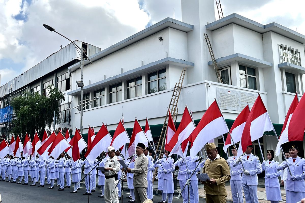 Surabaya, 22 Agustus 1945, hari pahlawan 10 november, pertempuran surabaya, hari pahlawan, 50000 bendera Surabaya, Hari Lima Puluh Ribu Bendera, Surabaya 1945, Kisah Hari “Lima Puluh Ribu Bendera”, Saat Surabaya Lautan Merah Putih Pada 22 Agustus 1945, 22 Agustus 1945, Hari Ketika Surabaya “Banjir Bendera”,  Pekik “Merdeka!” di Warung dan Jalanan, Peran media lokal dan tanda kepemilikan republik, Tindakan Mempertahankan Kemerdekaan