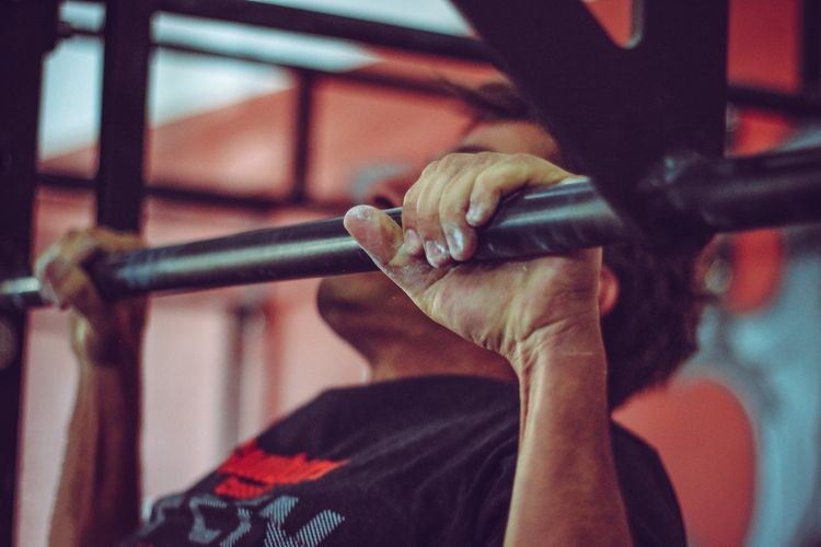kekuatan tubuh bagian atas, Pull-Up Disebut Bisa Melatih Kekuatan Tubuh Secara Menyeluruh, Ini Caranya, Apa itu pull-up?, Manfaat pull-up untuk tubuh, Bukan cuma soal gaya di gym, Apakah semua orang bisa melakukan pull-up?, Cara mulai belajar pull-up, Pull-up butuh proses dan konsistensi