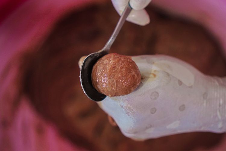 cara membuat bakso, es batu, tepung tapioka, 5 Rahasia Bakso Kenyal ala Chef Hotel, Wajib Pakai Es Batu, 1. Tambahkan es batu saat menggiling daging, 2. Tambahkan tepung tapioka, 3. Tambahkan penyedap, 4. Bentuk bulat adonan bakso dan rebus , 5. Simpan bakso di freezer