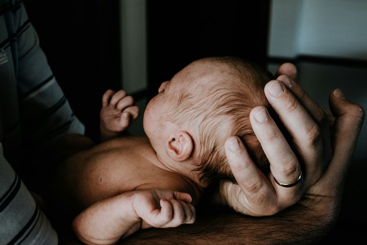 ayah kandung, Erika Carlina, ayah biologis, tips mengasuh anak, tips parenting anak, DJ Bravy, anak erika carlina, ayah non-biologis, vconk, Belajar dari DJ Bravy, Kapan Waktu Terbaik Beritahu Anak Soal Ayah Non-Biologis?, Memberitahu anak bahwa ayahnya bukan ayah kandung, Pentingnya pendekatan hangat dan aman, Risiko jika terlalu lama menyembunyikan fakta, Bagaimana jika terlambat memberitahu anak soal ayahnya?