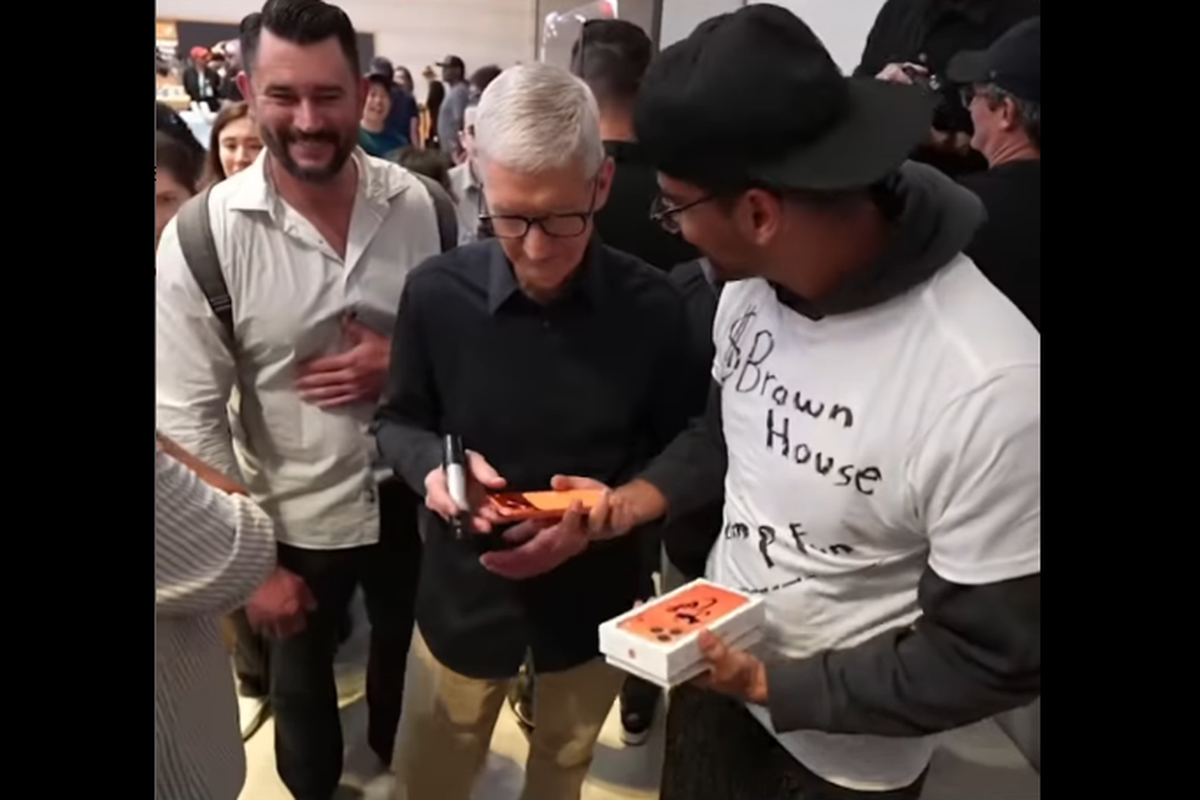 apple, Tim Cook, CEO Apple, konten kreator, iPhone 17, iPhone 17 Pro, iPhone 17 Pro Max Jatuh Tepat di Depan CEO Apple
