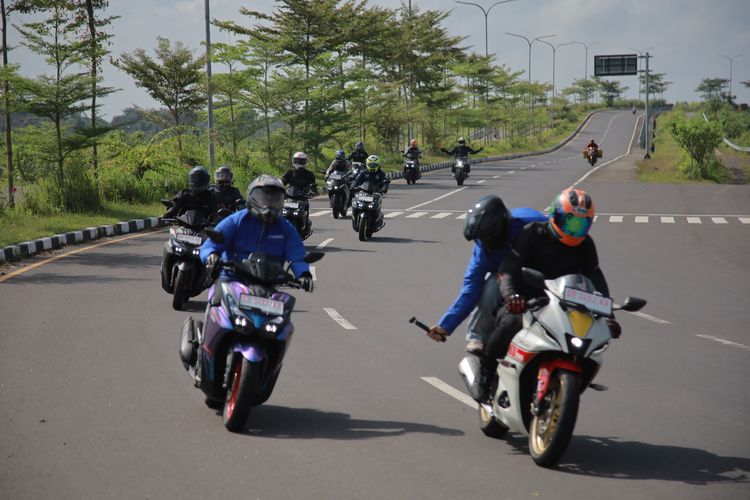 Pantai Senggigi, Yamaha Aerox Alpha, pantai senggigi, sirkuit mandalika, Touring Lombok, Menjelajahi Keindahan Lombok dengan Yamaha Aerox Alpha, Rute Lurus dan Pemandangan Indah, Lincah di Jalan Berkelok, Hujan Deras, Konsumsi BBM dan Jarak Tempuh