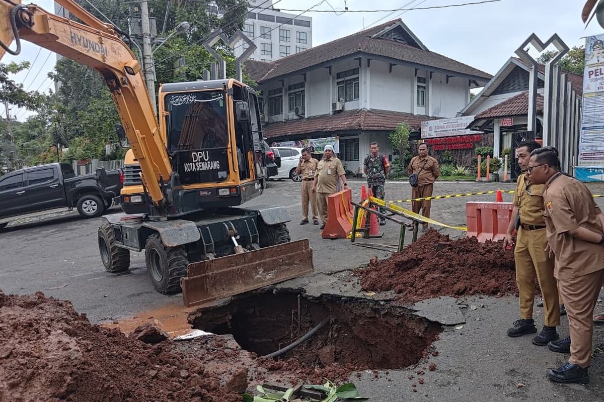 Semarang, lubang besar, Dugaan Penyebab Munculnya Lubang Sedalam 3 Meter di Depan Kantor Disdik Semarang