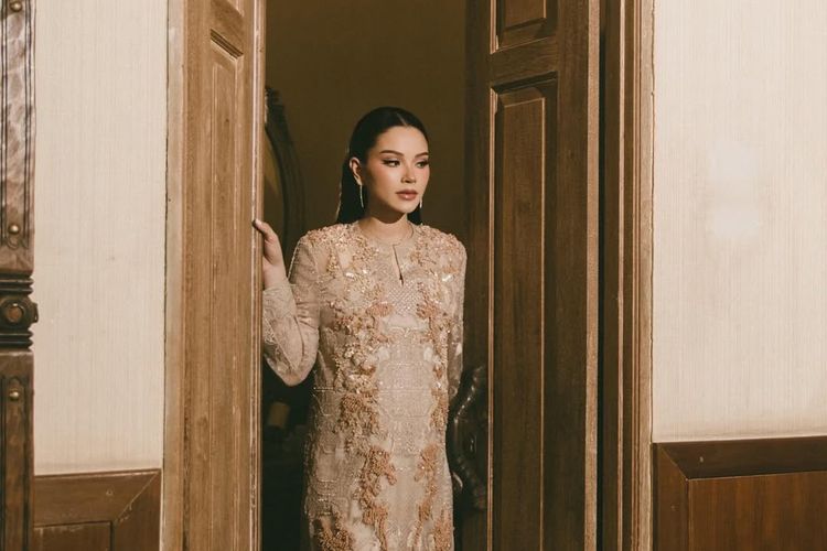 Kilau Mewah Perhiasan Alyssa Daguise saat Pengajian 7 Bulanan, Nuansa Rose Gold, 1. Pendant Rose Gold dengan Berlian, 2. Drop Earrings Rose Gold, 3. Double Row Ring Tiffany Knot, 4. T1 Narrow Diamond Hinged Bangle, 5. T1 Ring Rose Gold dengan Berlian