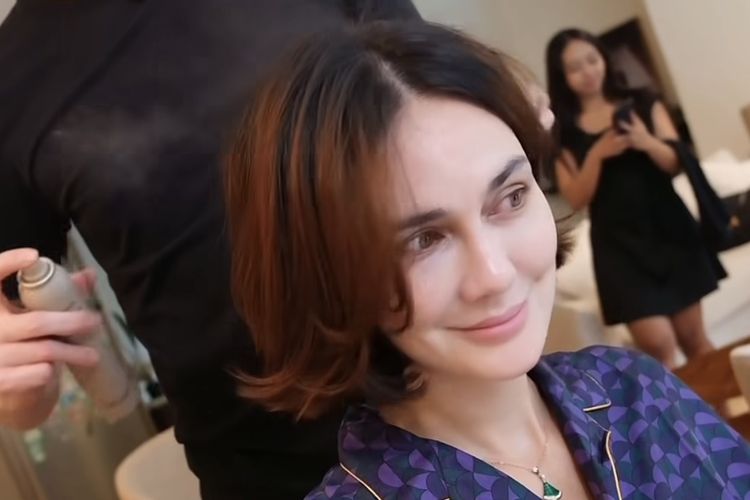 Luna Maya, Potret Luna Maya Tampil Fresh dengan Rambut Bob di Tahun 2026, Tahun baru tampil dengan rambut baru, Detail gaya rambut bob Luna Maya, Komentar hairdresser soal potongan rambut Luna, Kesan dewasa, elegan, dan relevan dengan tren