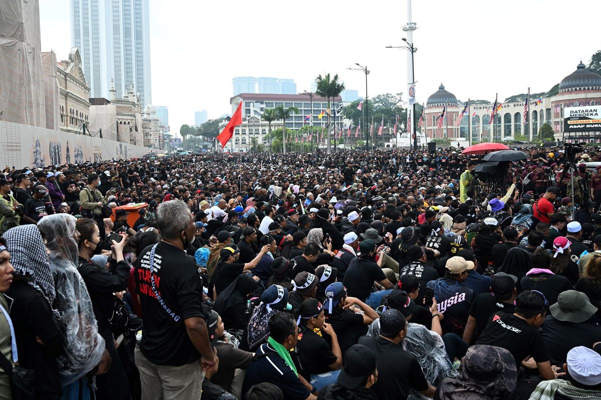 Malaysia, Anwar Ibrahim, demo Malaysia, Mahathir Mohamad, Biaya Hidup Mahal, Ribuan Warga Malaysia Demo Tuntut PM Anwar Ibrahim Mundur, Warga Malaysia minta PM Anwar Ibrahim turun, Mahathir Mohamad turun ke Jalan, Kebijakan Anwar Ibrahim, Jelang Pemilu 2028