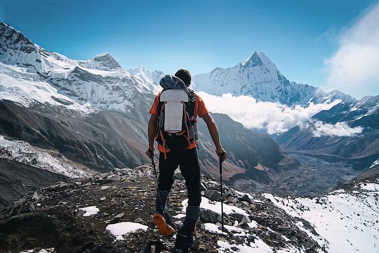 Netflix, dokumenter, Skyscraper Live, Alex Honnold, Taipei 101, Race to the Summit, Free Solo, Suka Aksi Alex Honnold Manjat Taipei 101? Ini 5 Judul Netflix Lain yang Bikin Kaki Gemetar dan Jantung Berdebar, 1. Race to the Summit (2023), 2. 14 Peaks: Nothing Is Impossible (2021), 3. The Deepest Breath (2023), 4. Hold Your Breath: The Ice Dive (2022), 5. Skywalkers: A Love Story (2024)