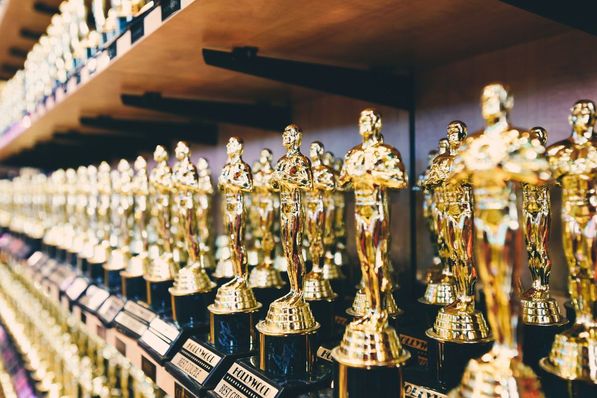 Academy Awards, pemenang Oscar, Siapa yang Menentukan Pemenang Oscar? Ternyata Bukan Satu Juri, Siapa saja anggota Academy?, Bagaimana seseorang bisa menjadi anggota?, Proses awal penentuan nominasi, Anggota menominasikan sesuai bidangnya, Siapa yang memilih pemenang Oscar?, Aturan baru bagi pemilih Oscar, Sistem khusus untuk Best Picture, Proses panjang sebelum amplop dibuka