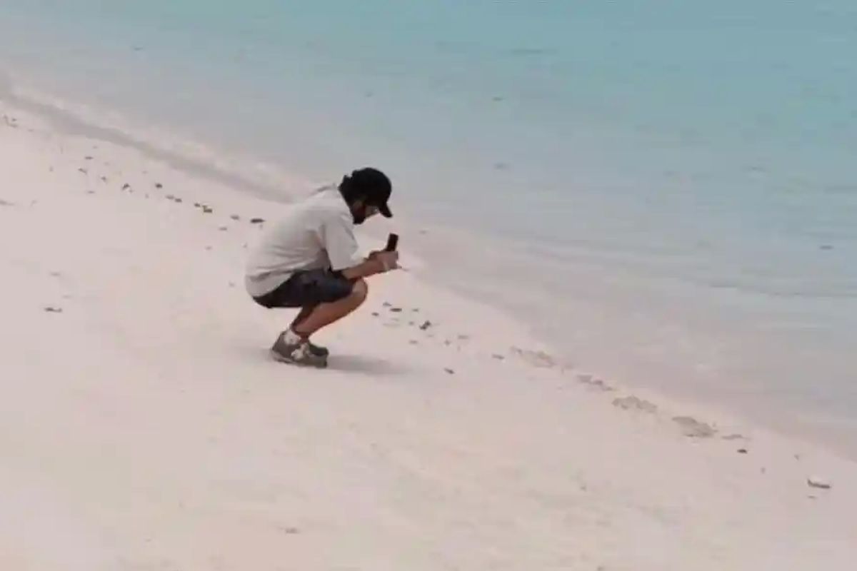 pelatih Valencia, Labuan Bajo, Momen Haru Keluarga Pelatih Valencia Tulis Nama di Pasir Labuan Bajo Sebelum Korban Ditemukan