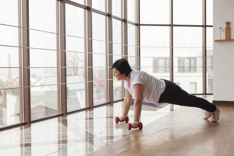 6 Gerakan Pengganti Push-up untuk Latih Otot Dada, 1. Wall push-up, 2. Incline atau bench push-up, 3. Floor dumbbell chest press, 4. Standing cable chest fly, 5. High plank shoulder taps, 6. Tricep chair dips